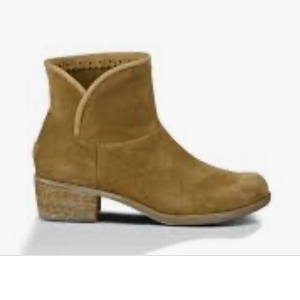 UGG DarlingWomen’s Suede Ankle Booties in Chestnut.  Size 6, 1.5 inch heel. NWOB